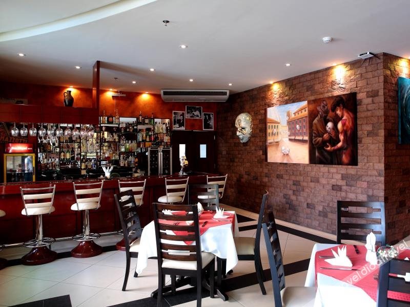 Queens Hotel Angeles City 4*