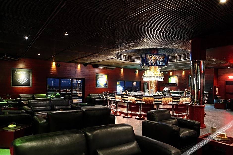 Queens Hotel Angeles City 4*