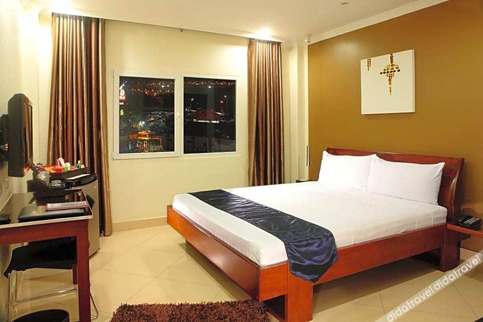 Queens Hotel Angeles City 4*