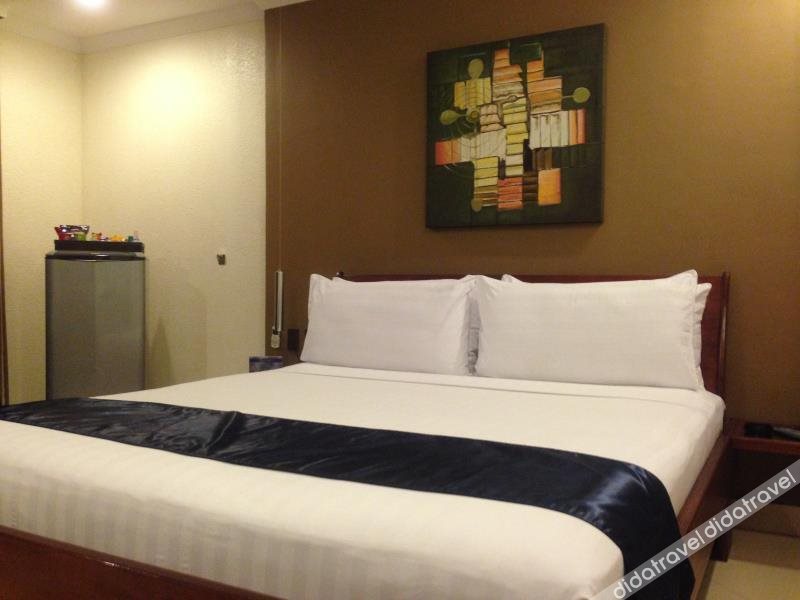 Queens Hotel Angeles City 4*