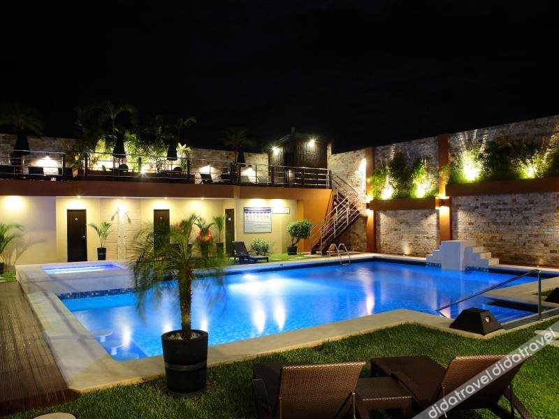 Queens Hotel Angeles City 4*