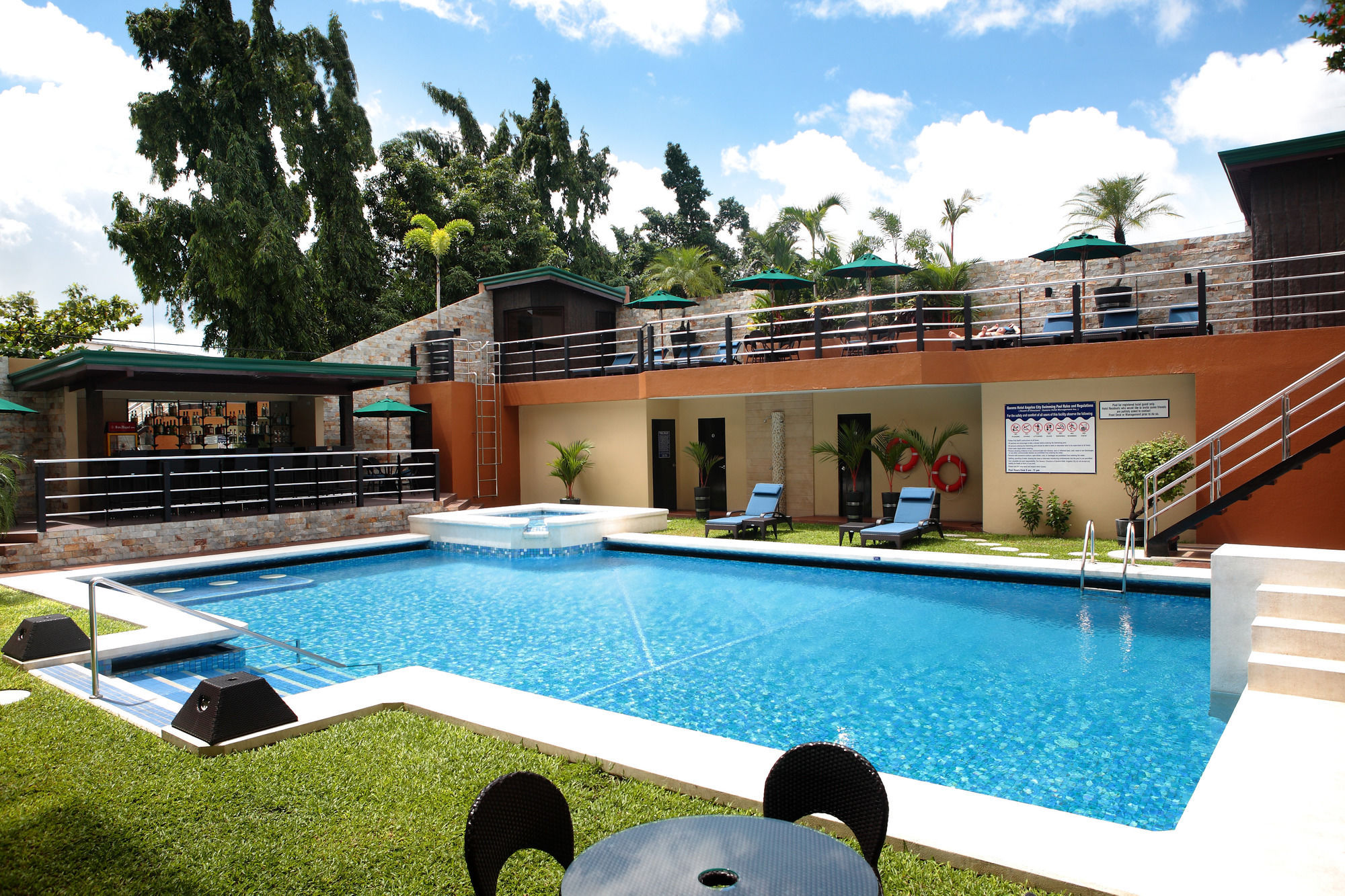 Queens Hotel Angeles City 4*