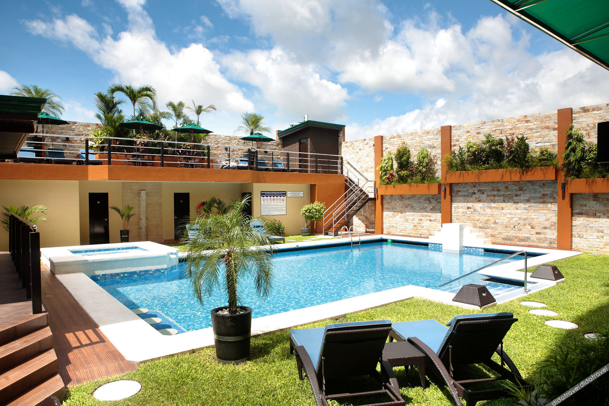Queens Hotel Angeles City 4*