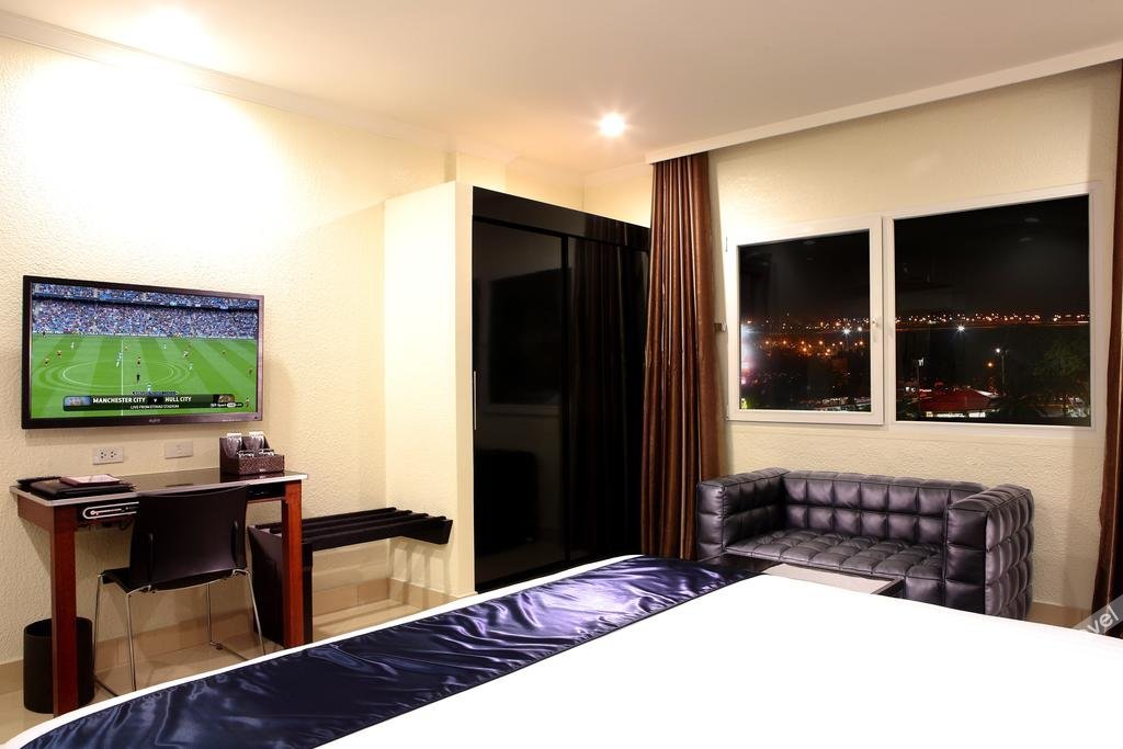 Queens Hotel Angeles City 4*