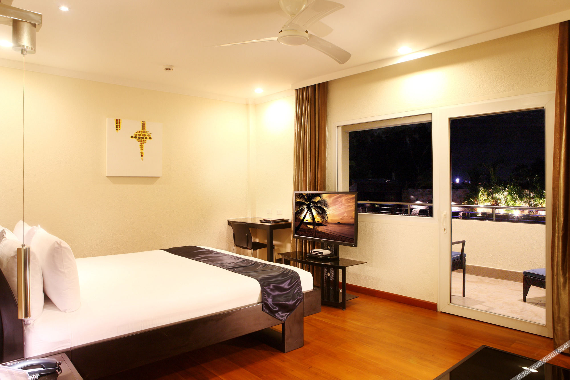 Queens Hotel Angeles City 4*