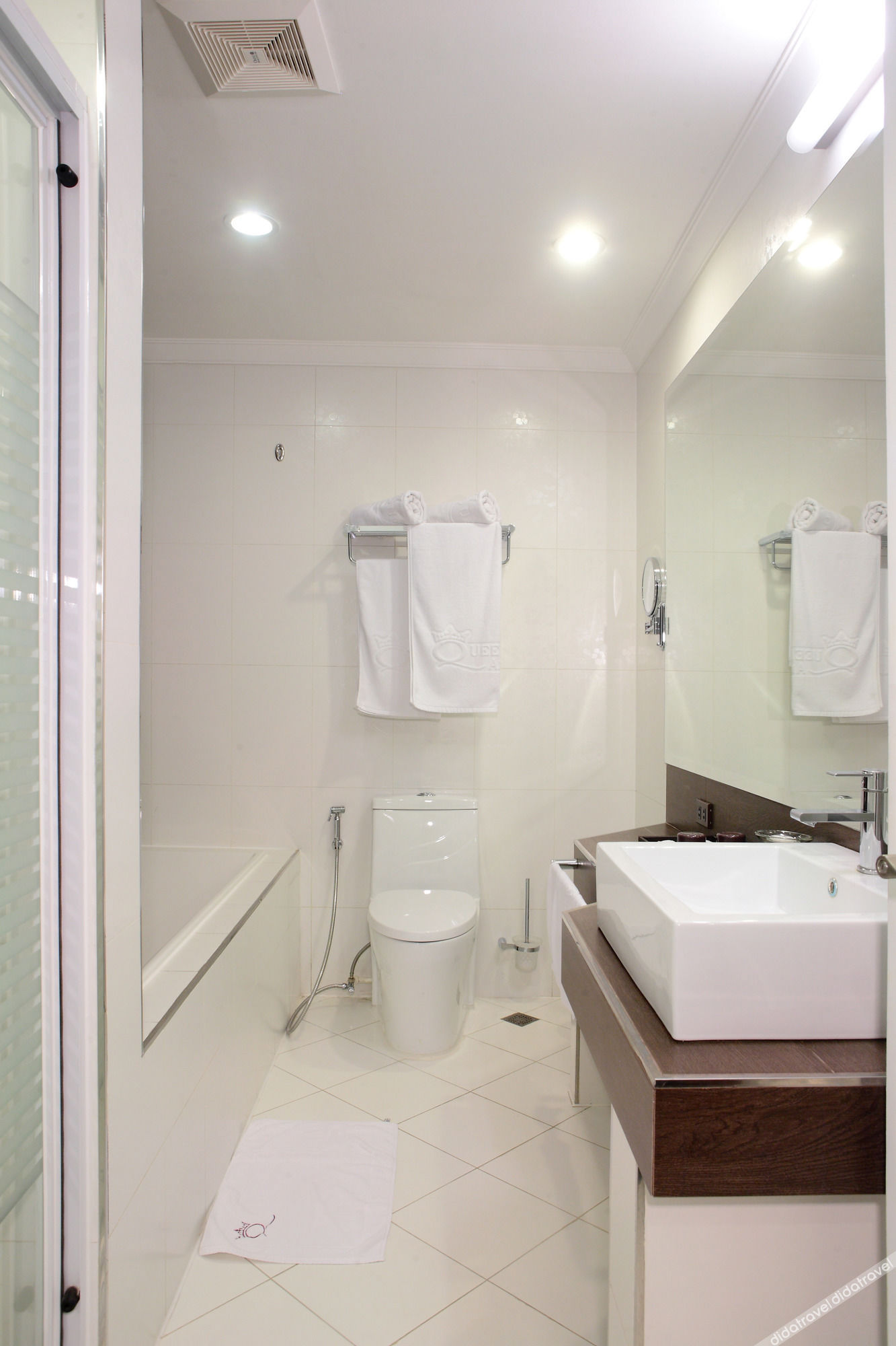 Queens Hotel Angeles City 4*