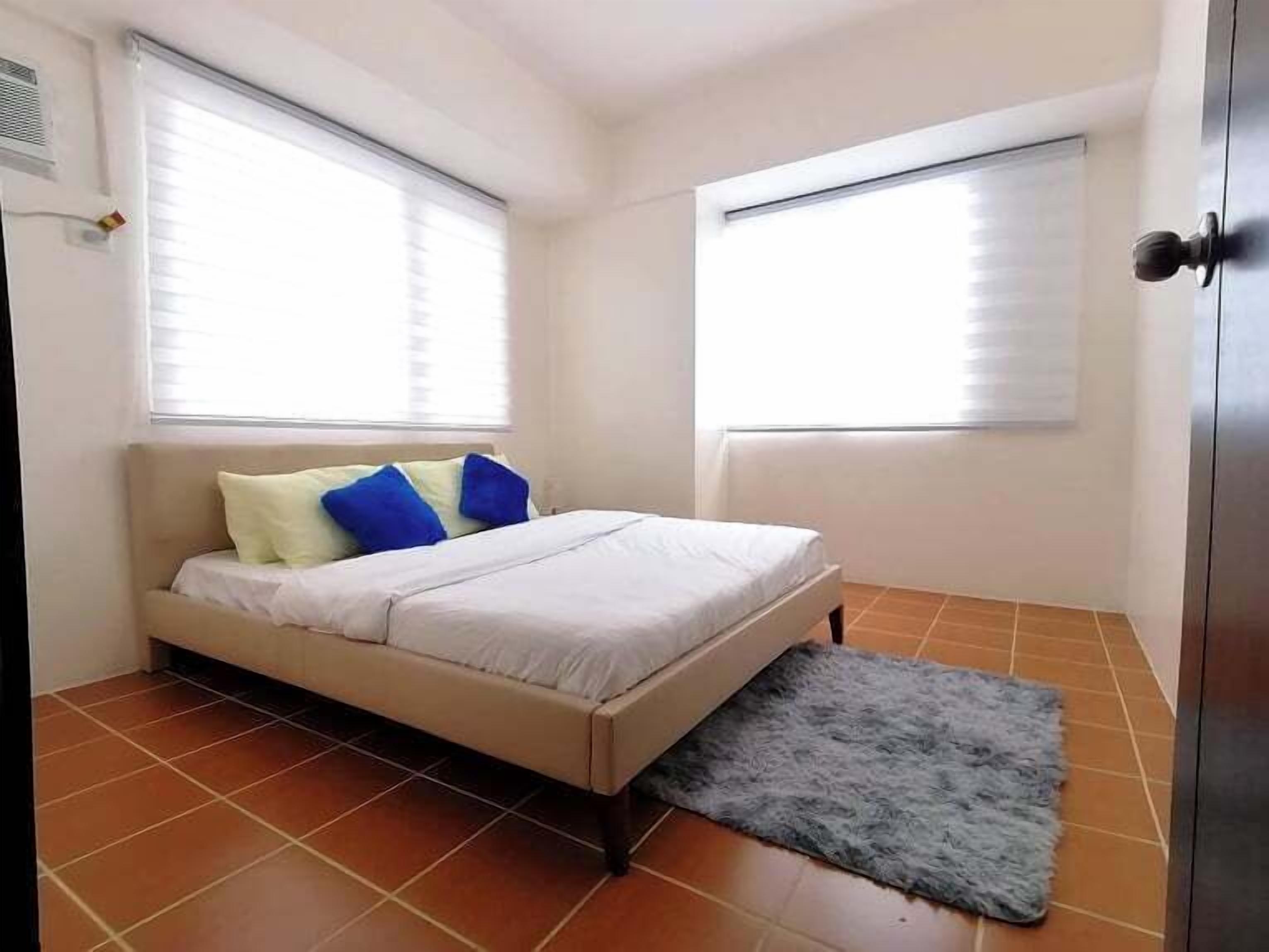 2BR/Pioneer Woodland connected to Metro Rail Station SM Light Boni Mandaluyong Manila Philippines 3*