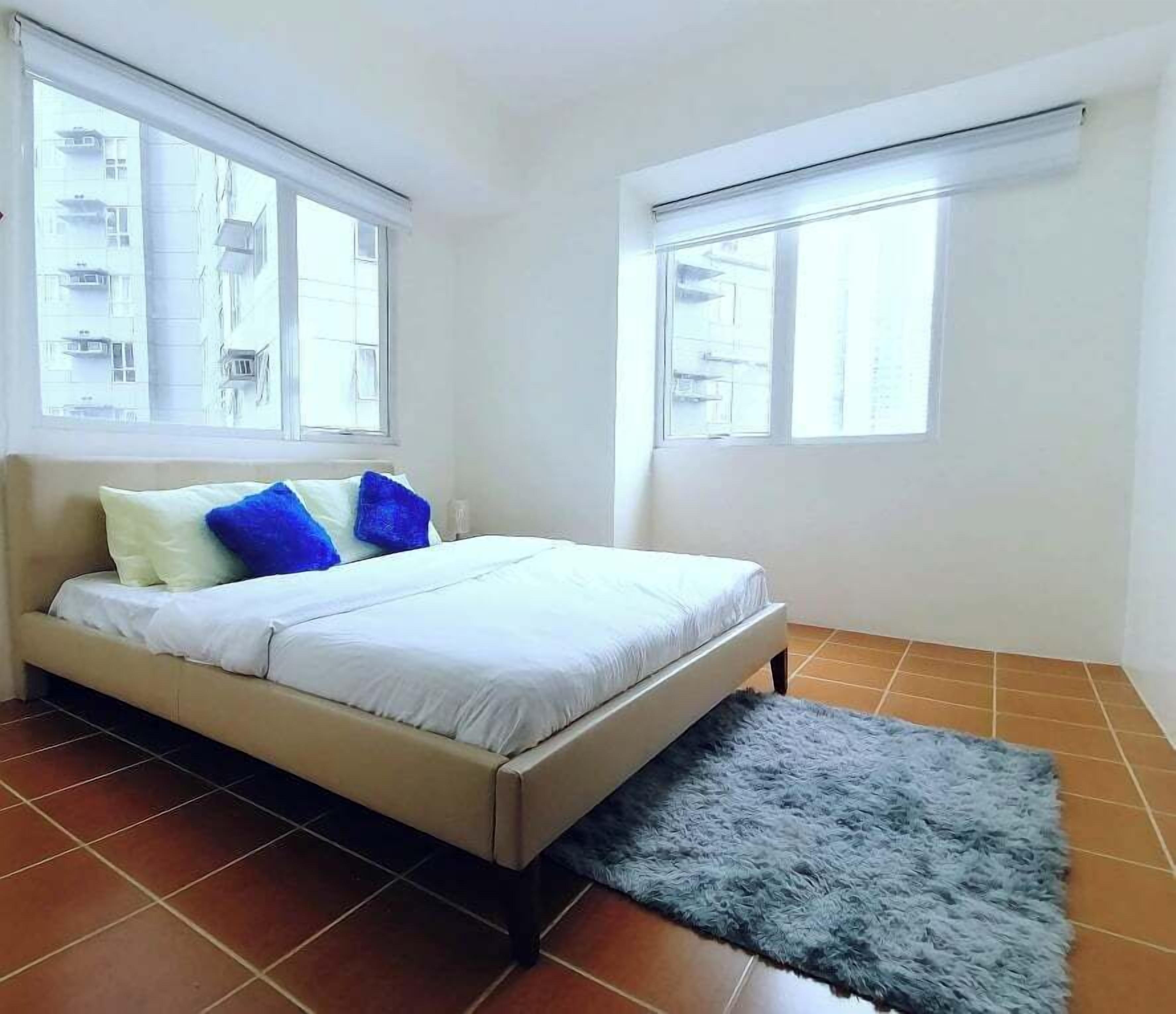 2BR/Pioneer Woodland connected to Metro Rail Station SM Light Boni Mandaluyong Manila Philippines 3*