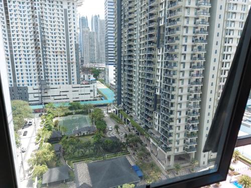 Flair Towers Staycation with Pool 4*