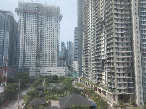 Flair Towers Staycation with Pool 4*