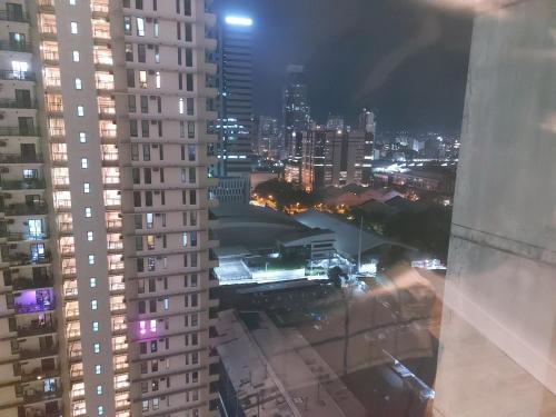 Flair Towers Staycation with Pool 4*