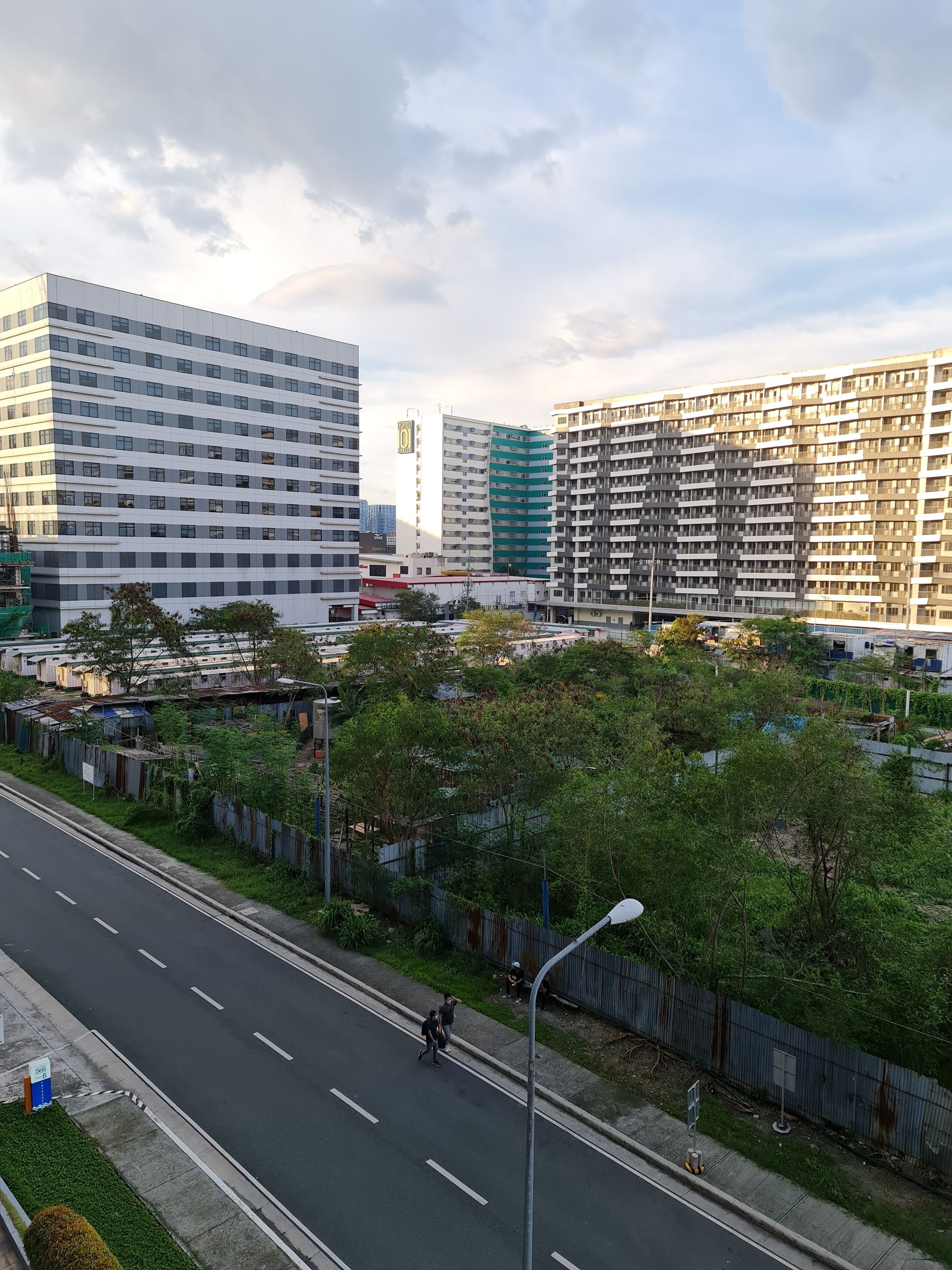Sea Residences - Condo R Us 3*