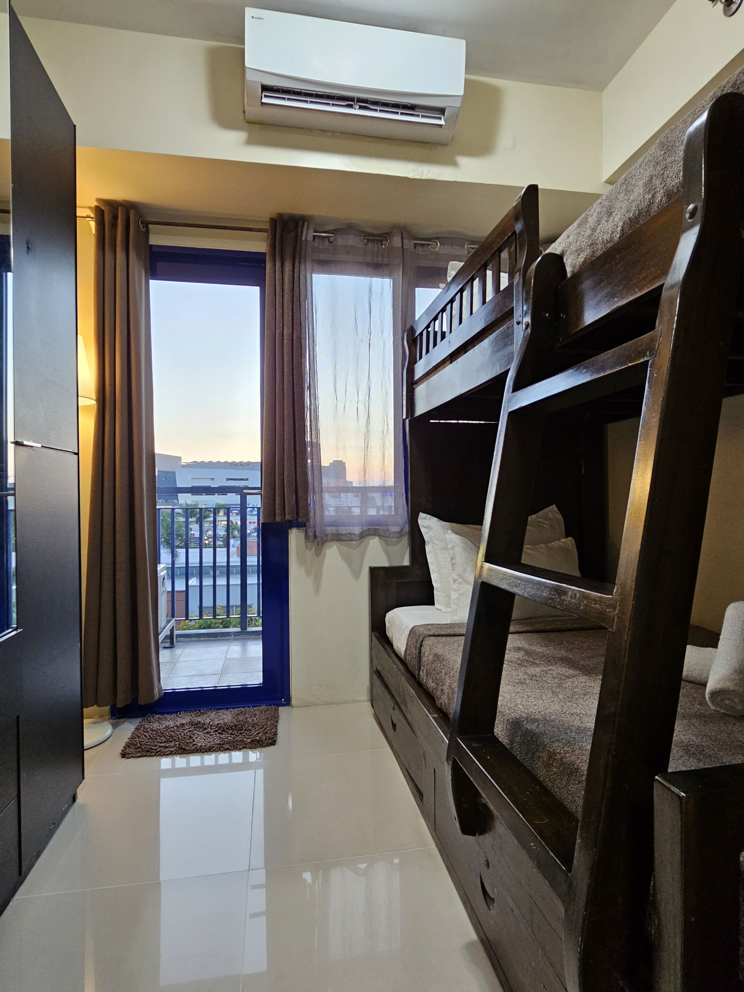 Sea Residences - Condo R Us 3*