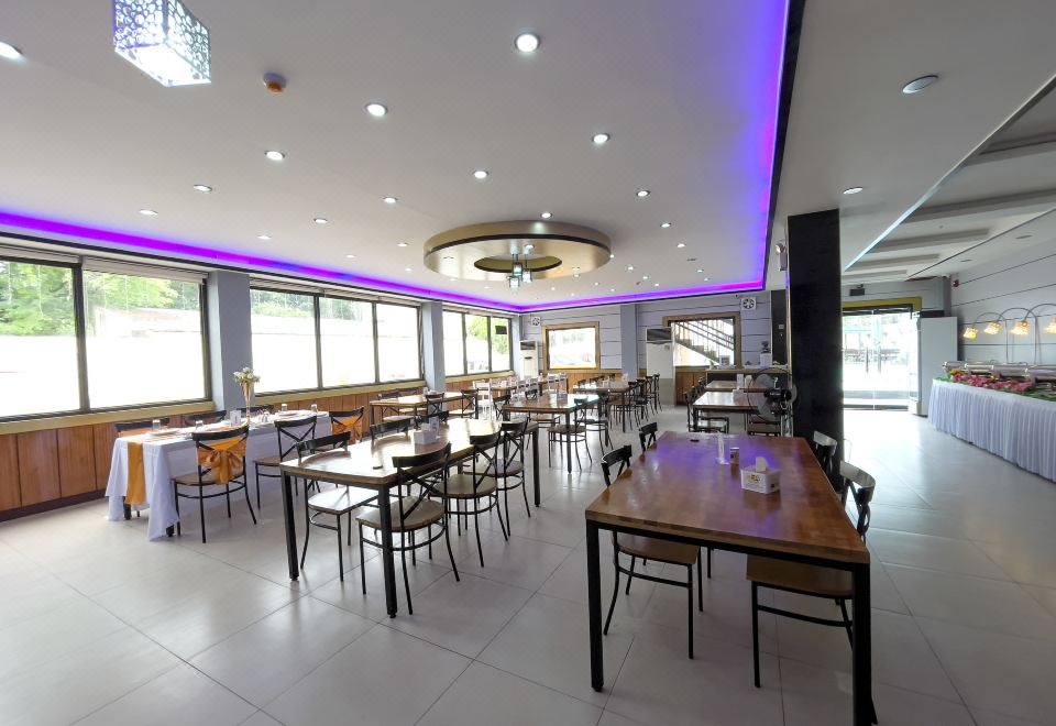 Valentine Hotel Angeles City managed by Cocotel 3*