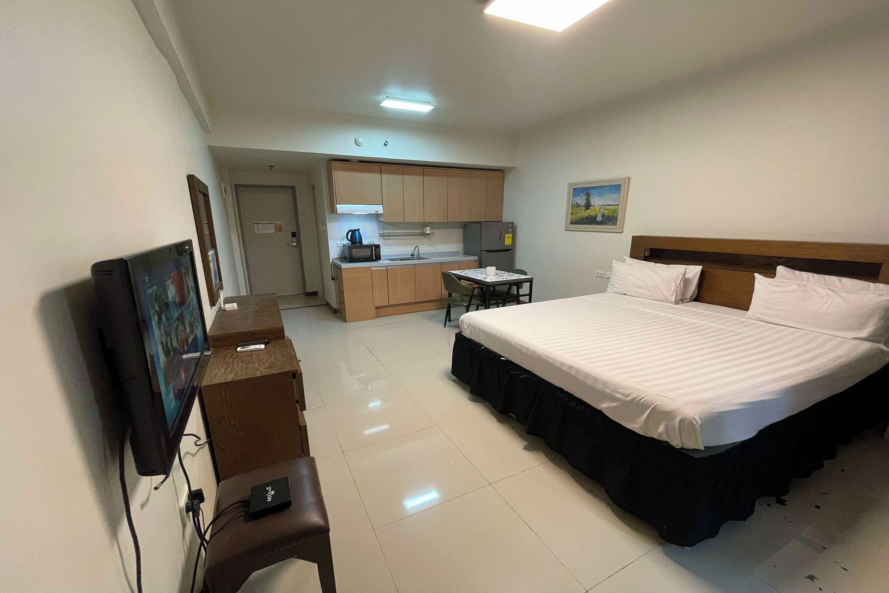 Aimor Condotel near SM City Clark 2*