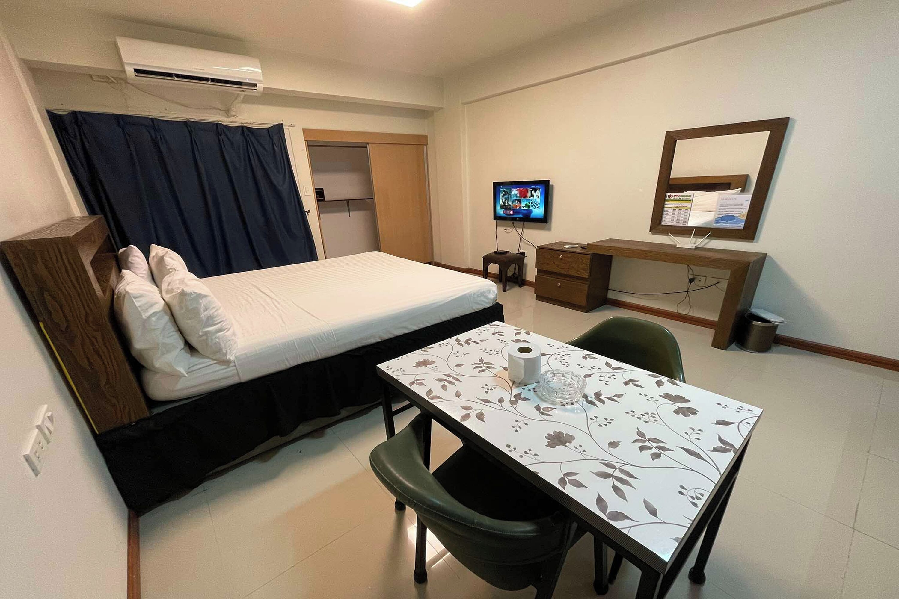 Aimor Condotel near SM City Clark 2*
