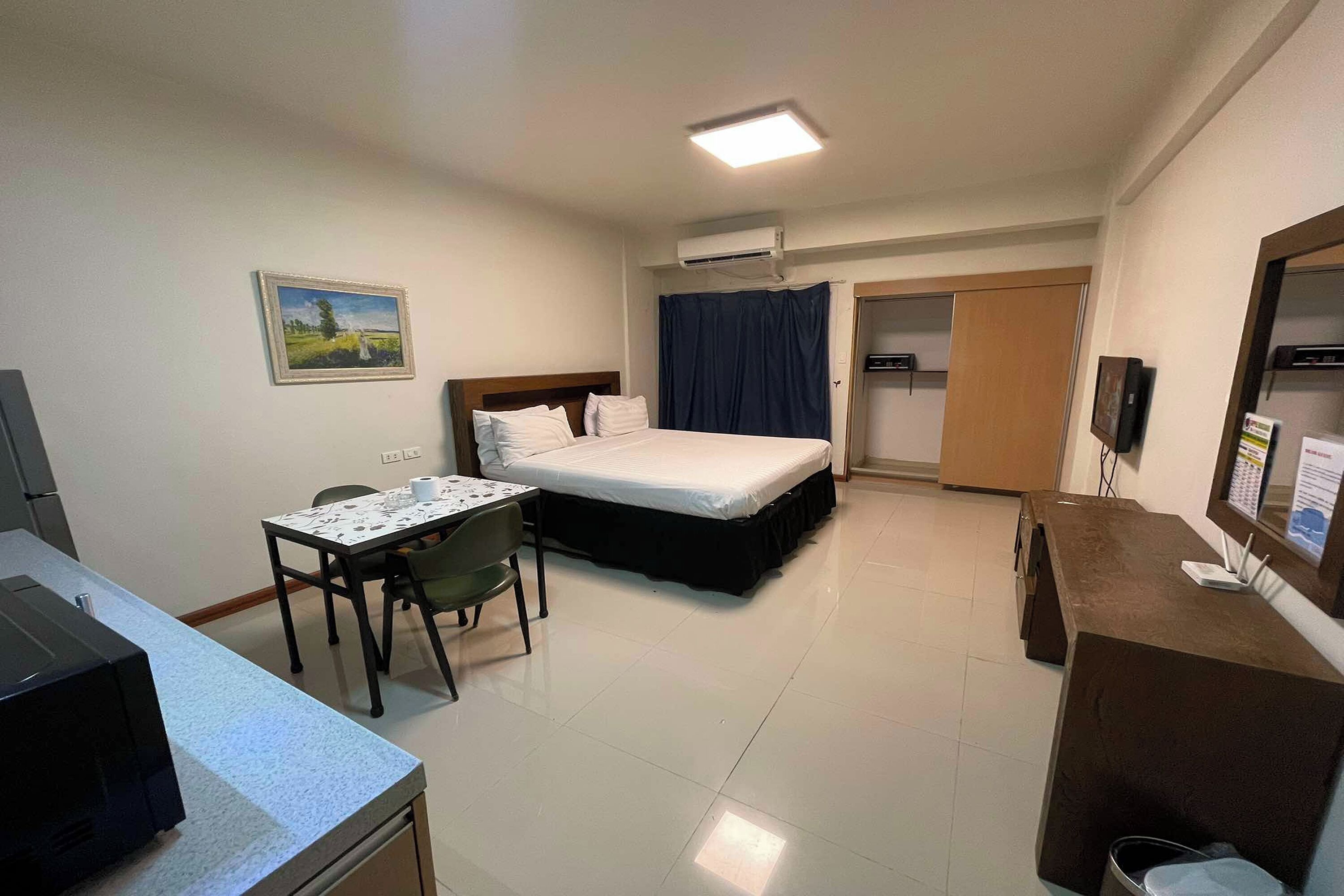 Aimor Condotel near SM City Clark 2*