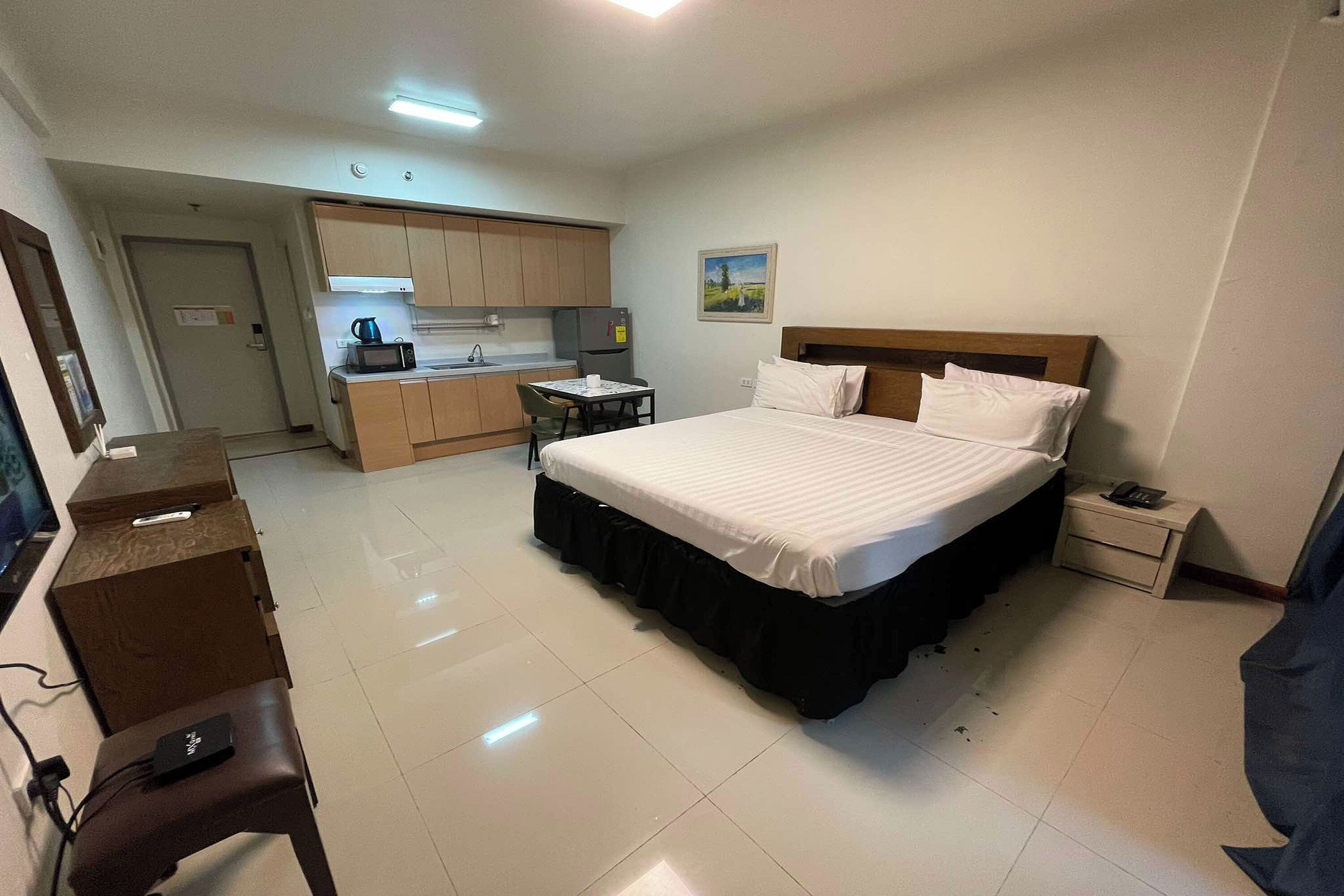 Aimor Condotel near SM City Clark 2*