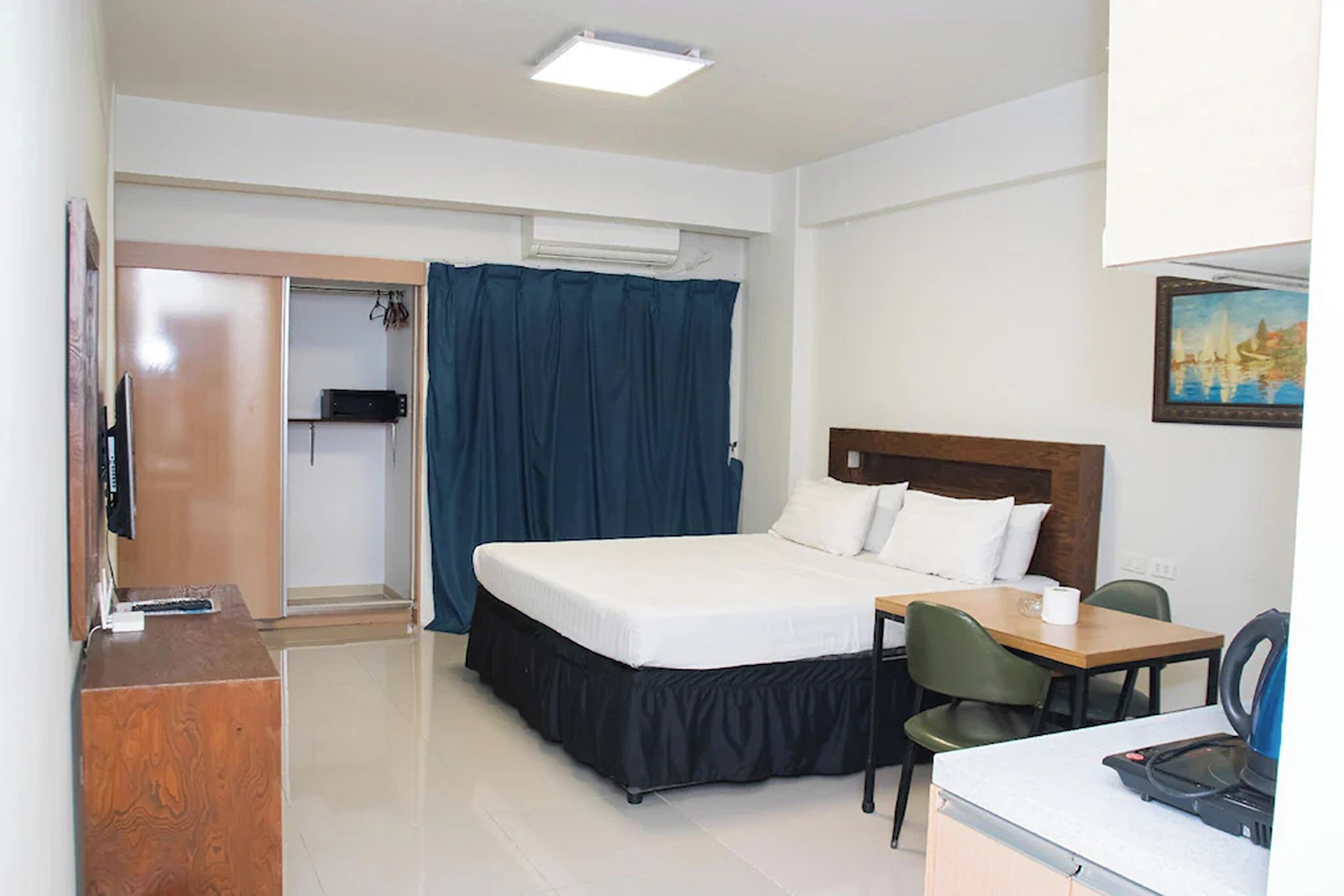 Aimor Condotel near SM City Clark 2*