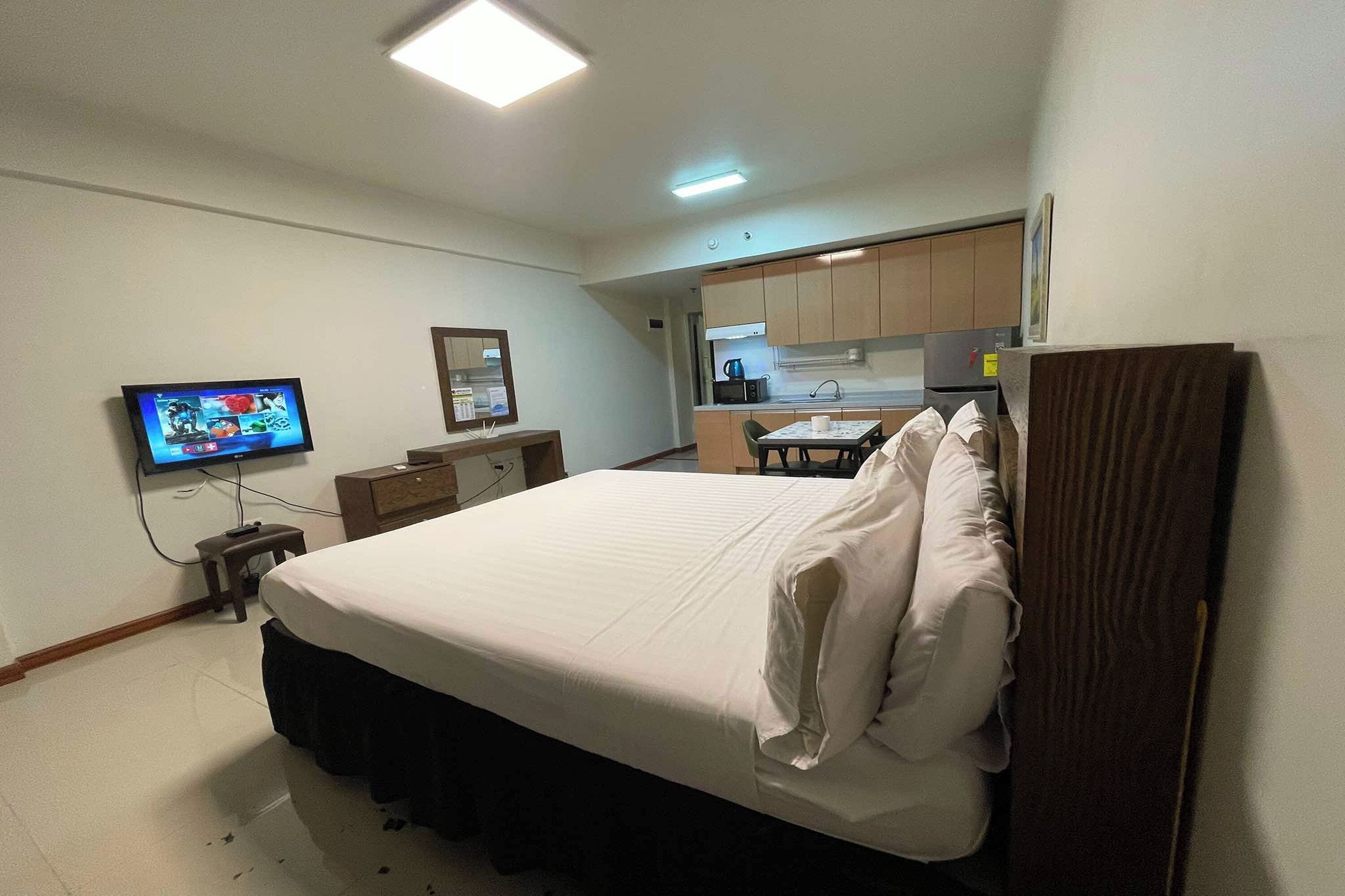 Aimor Condotel near SM City Clark 2*