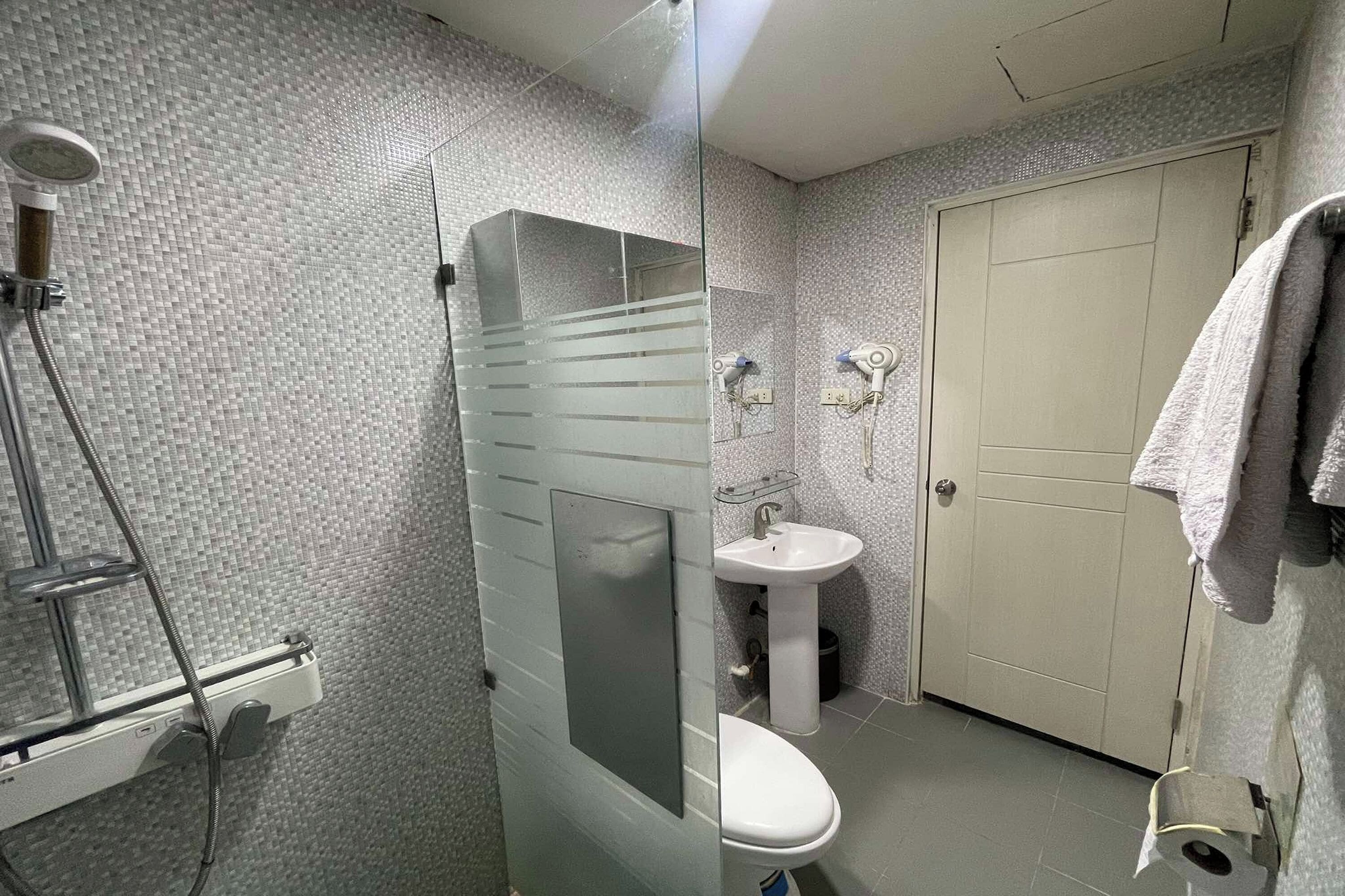 Aimor Condotel near SM City Clark 2*