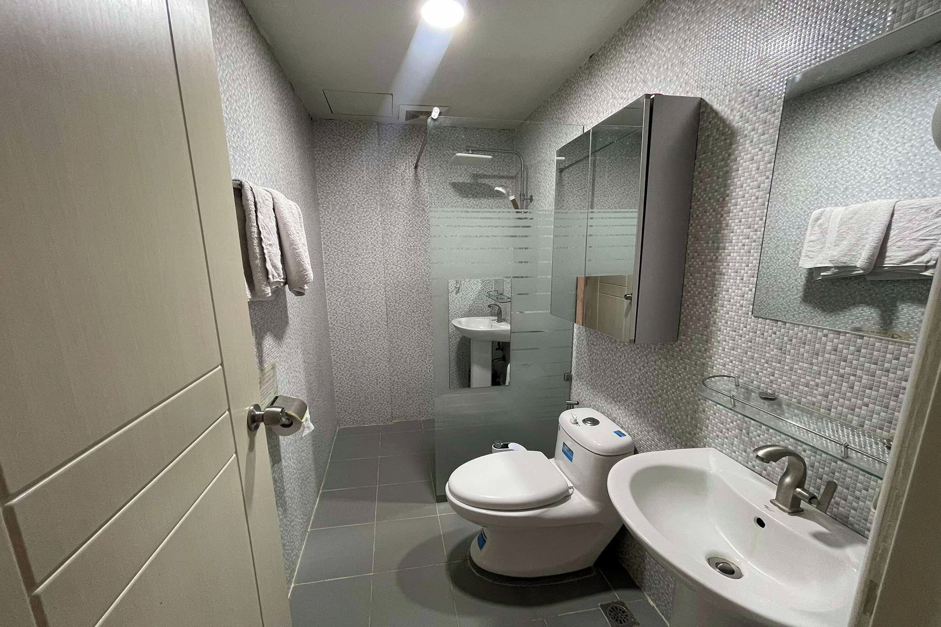 Aimor Condotel near SM City Clark 2*