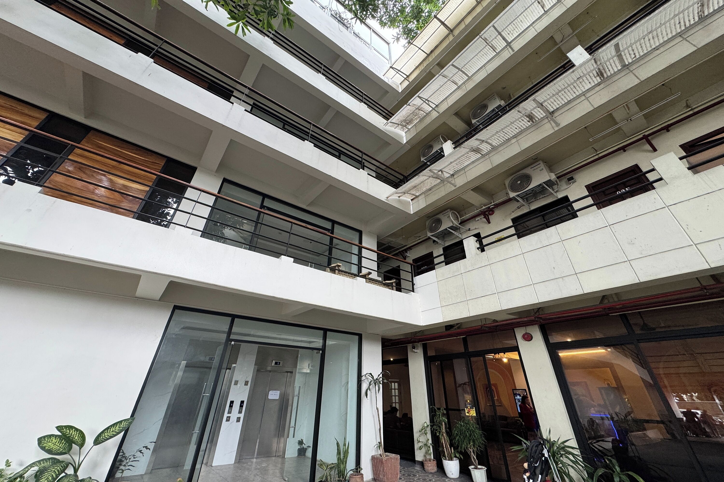 Franca Arcade near Quezon City Circle 2*