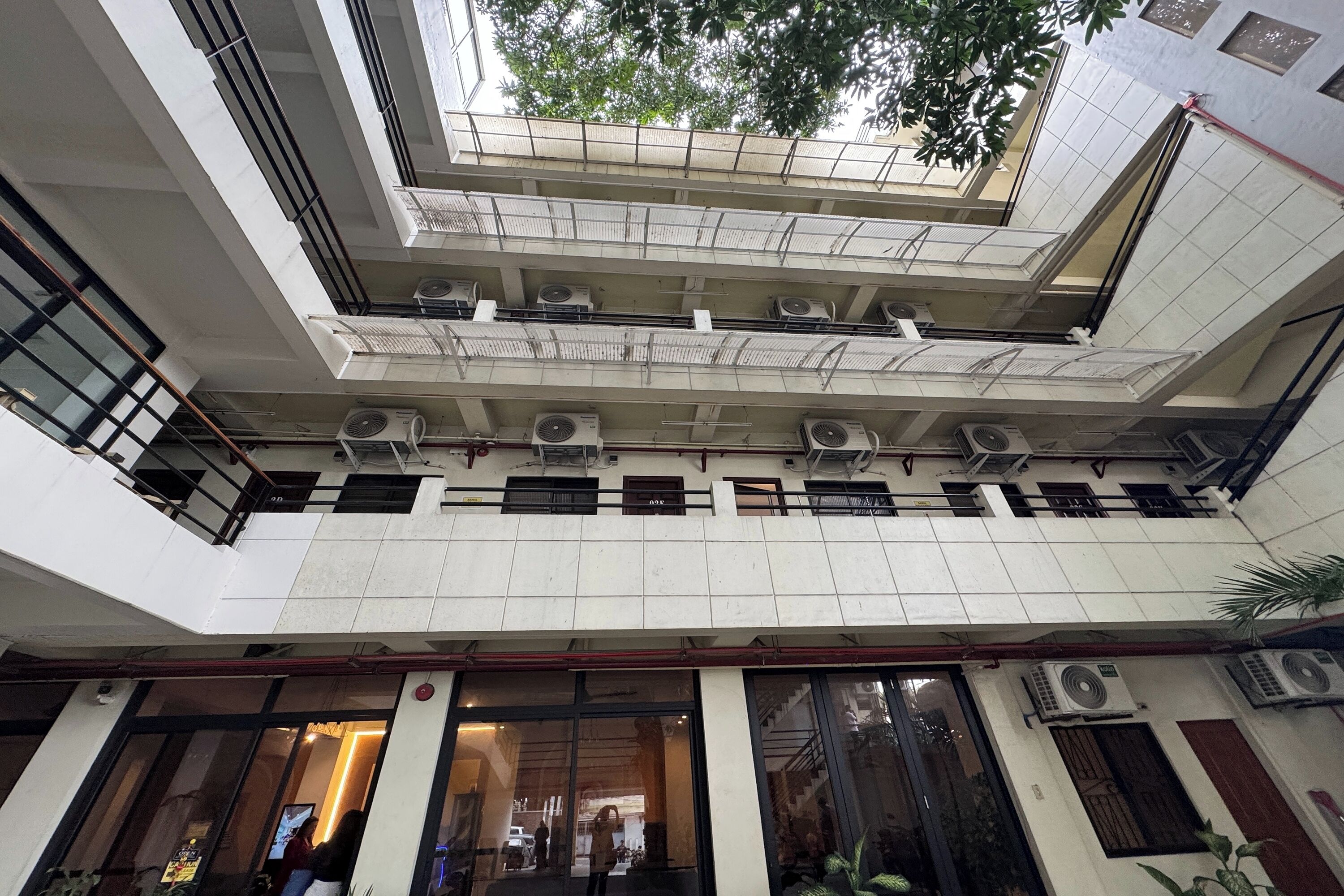 Franca Arcade near Quezon City Circle 2*
