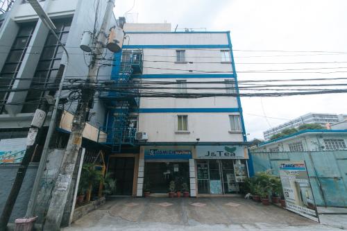 J and T Jamich Suites by RedDoorz 2*