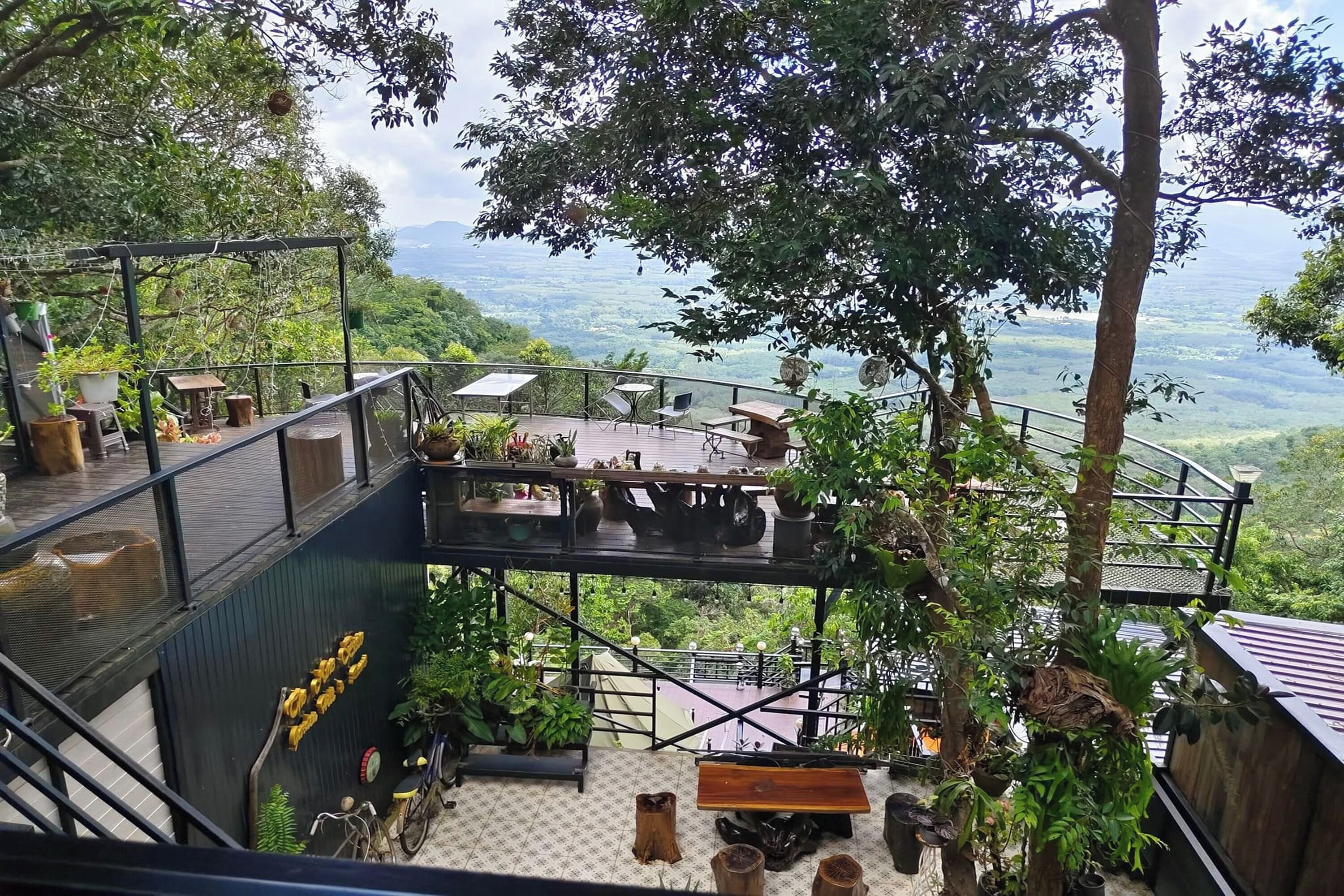 Kuan Khan Lao The Nine Bistro 2*