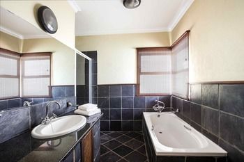 Premier Hotel Roodevalley 3*