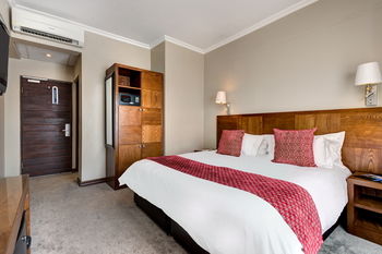 Protea Hotel by Marriott Pretoria Hatfield 3*