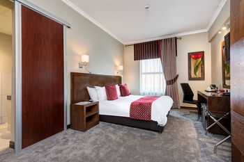 Protea Hotel by Marriott Pretoria Hatfield 3*