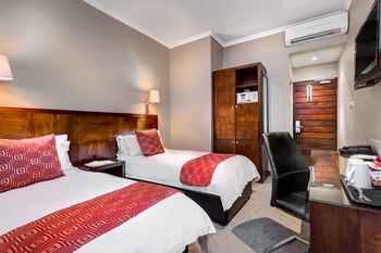 Protea Hotel by Marriott Pretoria Hatfield 3*