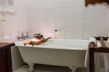 Shangri-La Country Hotel 4*