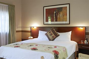 Shangri-La Country Hotel 4*