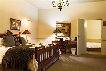 Shangri-La Country Hotel 4*