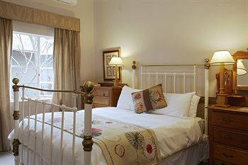 Shangri-La Country Hotel 4*