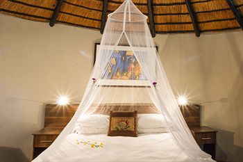 Shangri-La Country Hotel 4*