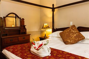 Shangri-La Country Hotel 4*