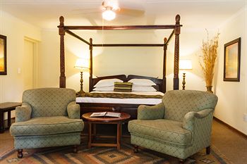 Shangri-La Country Hotel 4*