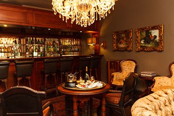 Shangri-La Country Hotel 4*