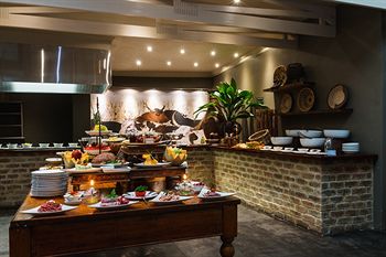 Shangri-La Country Hotel 4*
