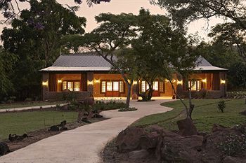 Shangri-La Country Hotel 4*