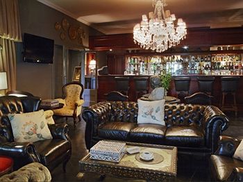 Shangri-La Country Hotel 4*