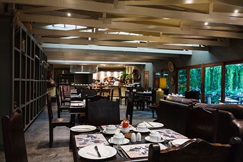 Shangri-La Country Hotel 4*