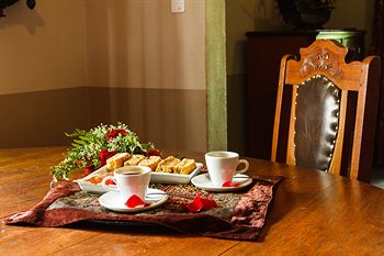 Shangri-La Country Hotel 4*