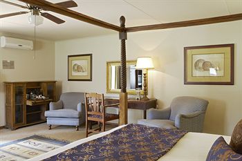 Shangri-La Country Hotel 4*