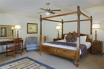 Shangri-La Country Hotel 4*