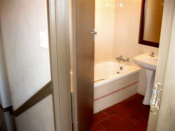 Elephant Springs Hotel 3*